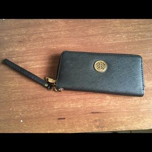 Black Wallet wristlet Tory Burch vibes